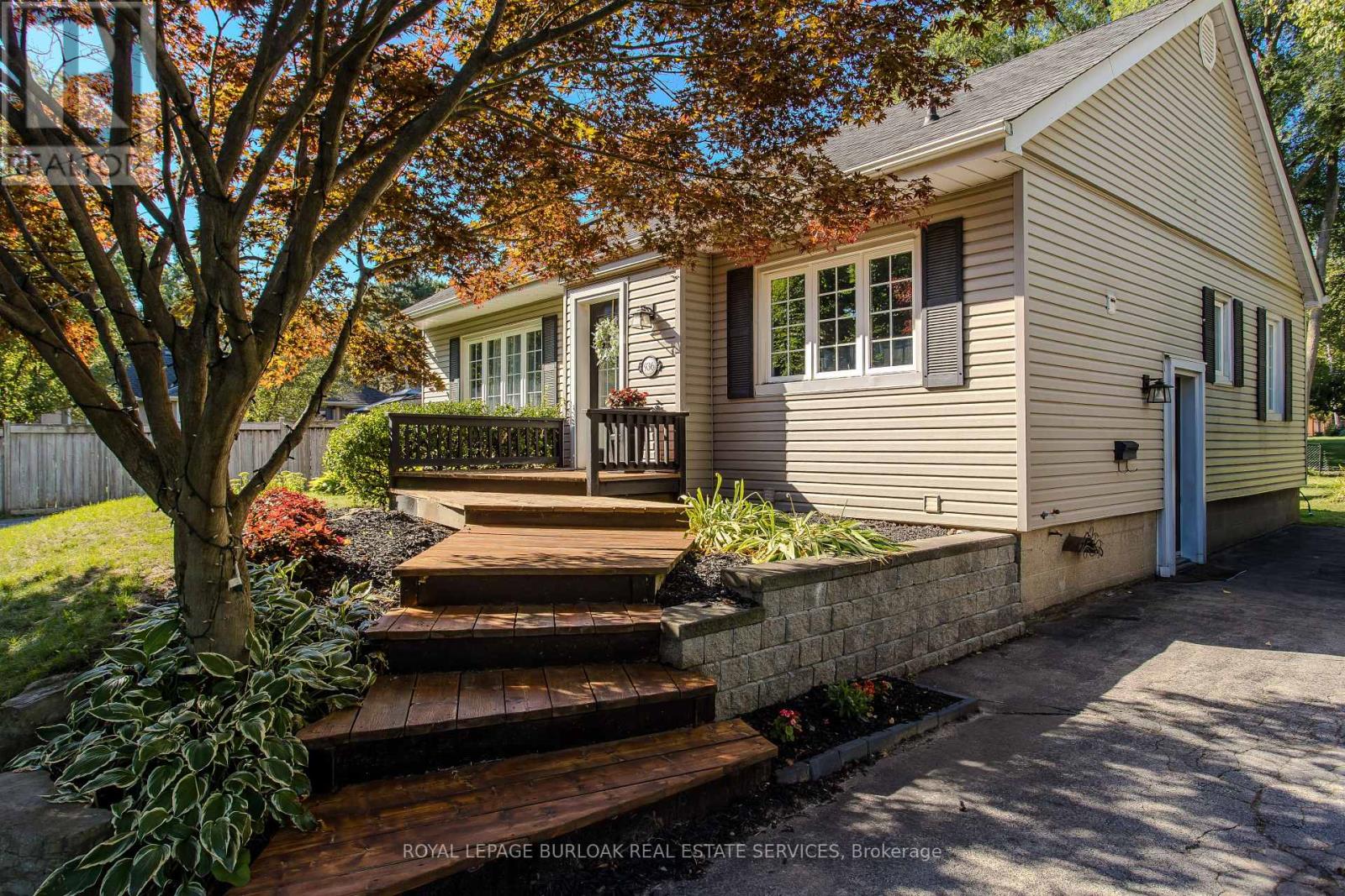 936 Harvey Place, Burlington (Lasalle), Ontario  L7T 3G1 - Photo 4 - W12360544