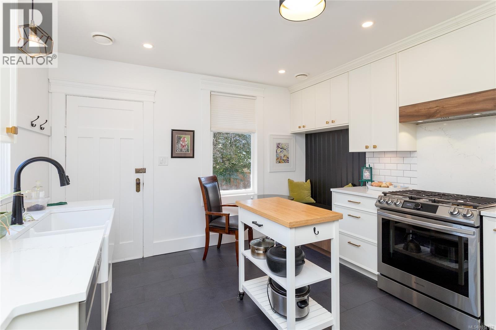 1555 Ash Rd, Saanich, British Columbia  V8N 2S9 - Photo 11 - 1012152