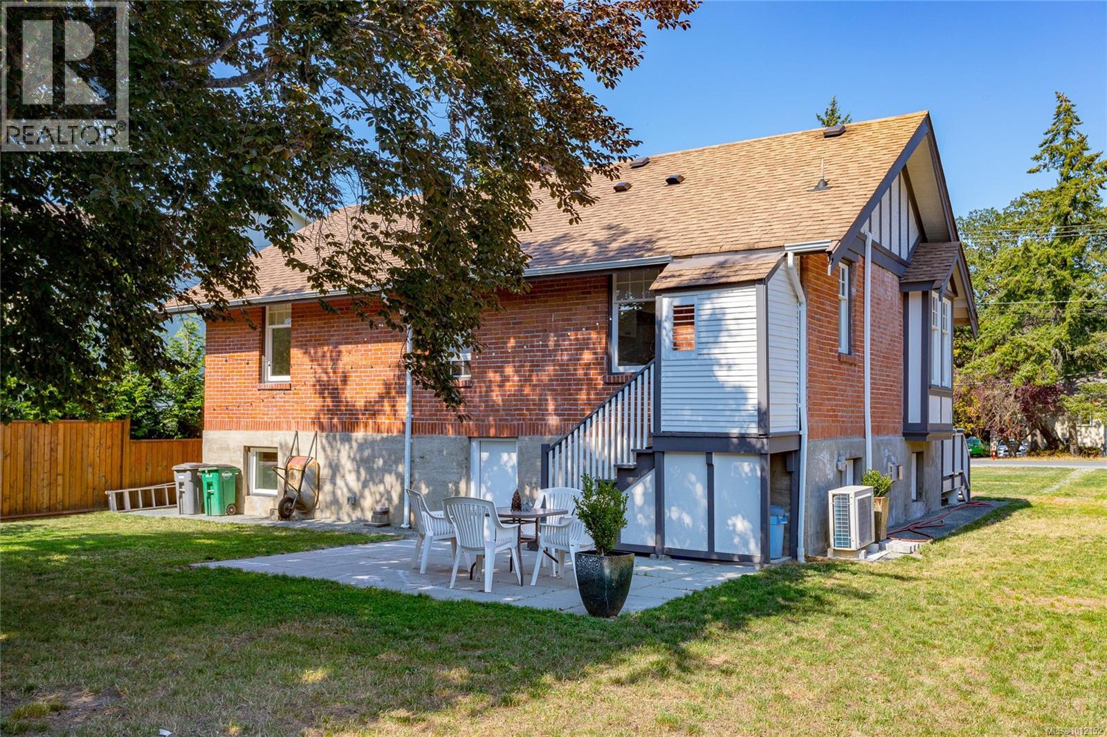 1555 Ash Rd, Saanich, British Columbia  V8N 2S9 - Photo 37 - 1012152