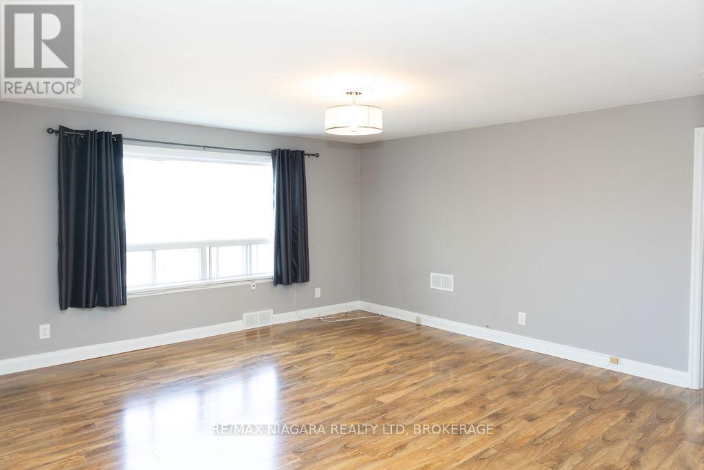 544 Ontario Street, St. Catharines (Lakeport), Ontario  L2N 6J7 - Photo 4 - X12369150