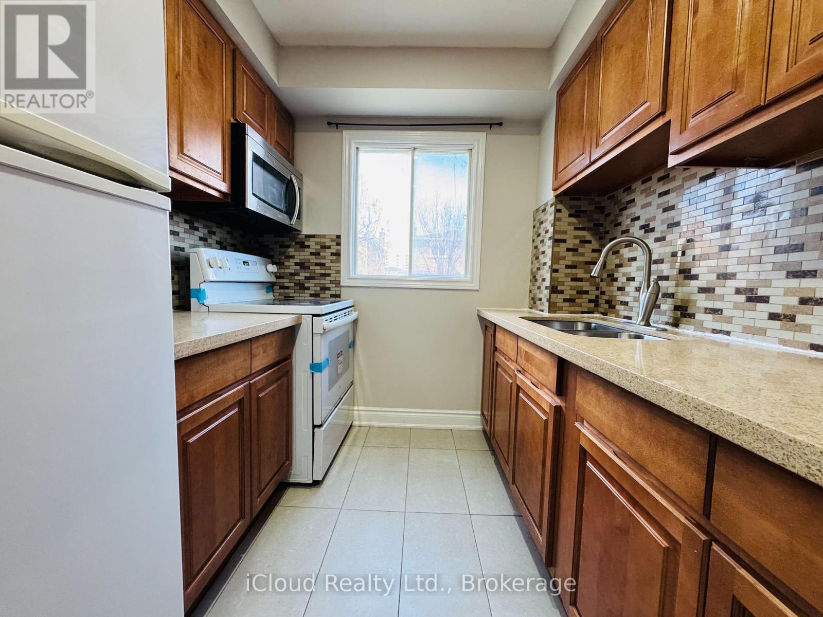6 Dutch Crescent, Brampton, Ontario  L6Y 3V9 - Photo 9 - W12369082