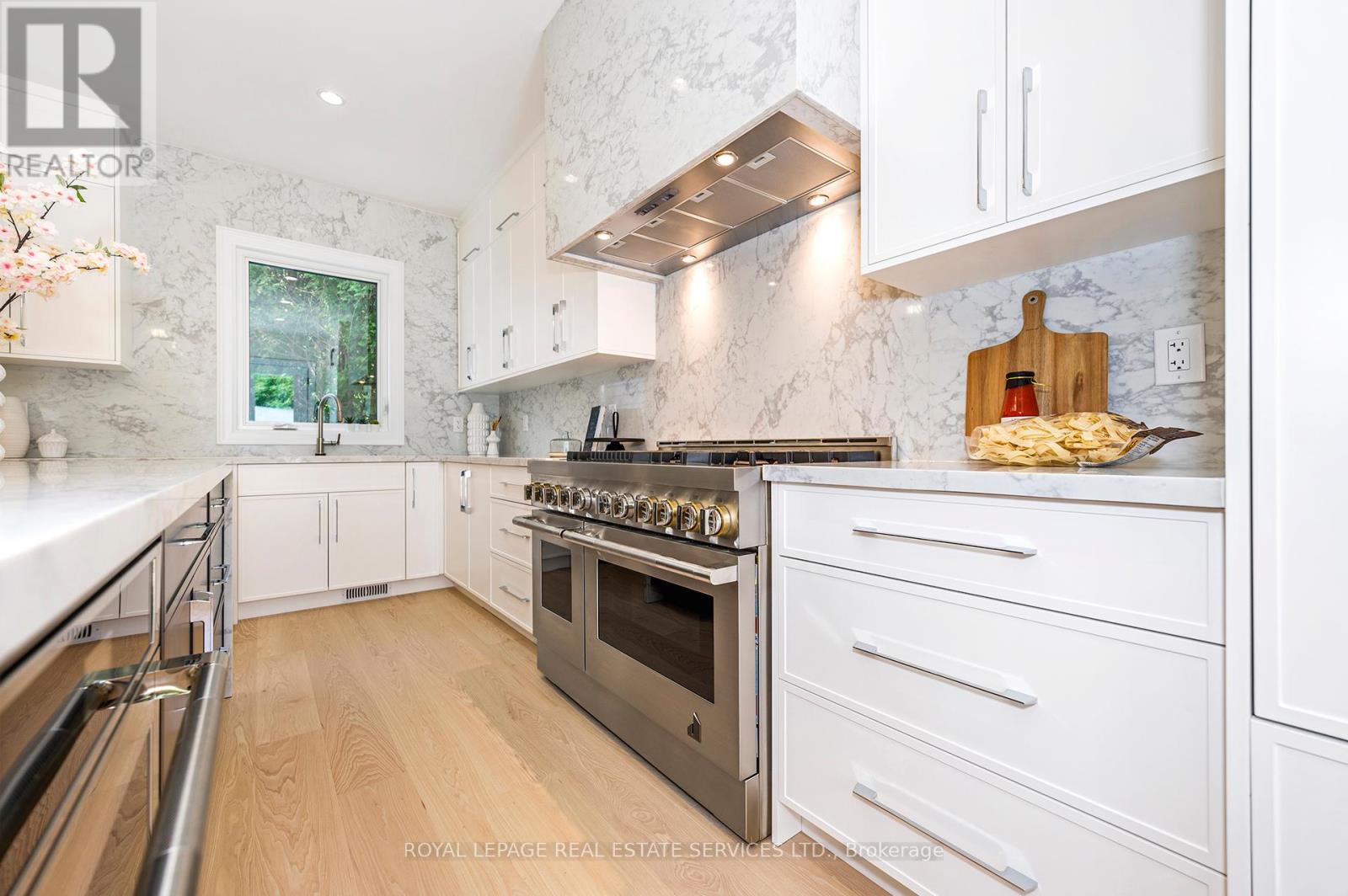 1618 Dogwood Trail, Mississauga, Ontario  L5G 3A5 - Photo 13 - W12369159