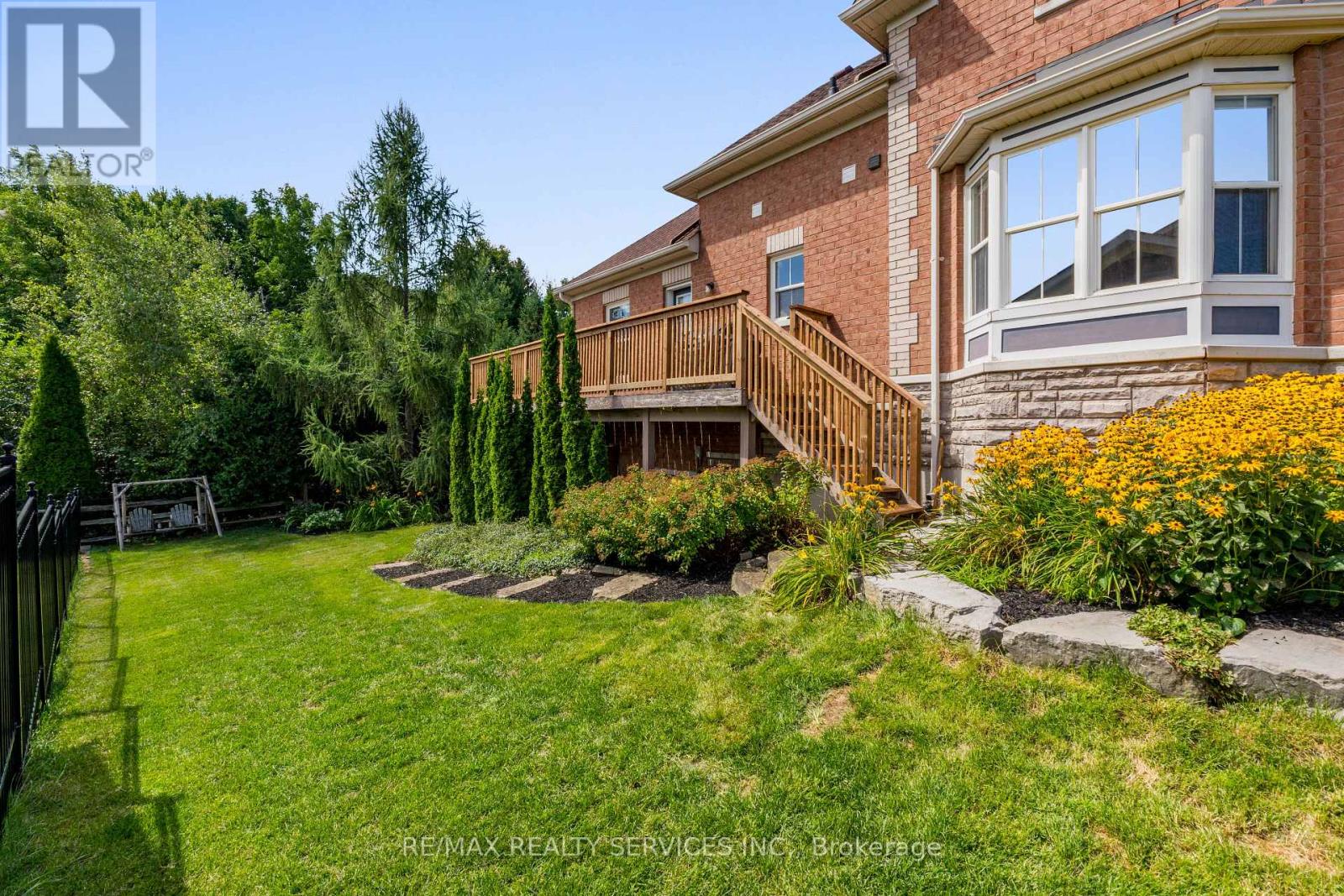 74 North Riverdale Drive, Caledon, Ontario  L7C 1L1 - Photo 49 - W12369222