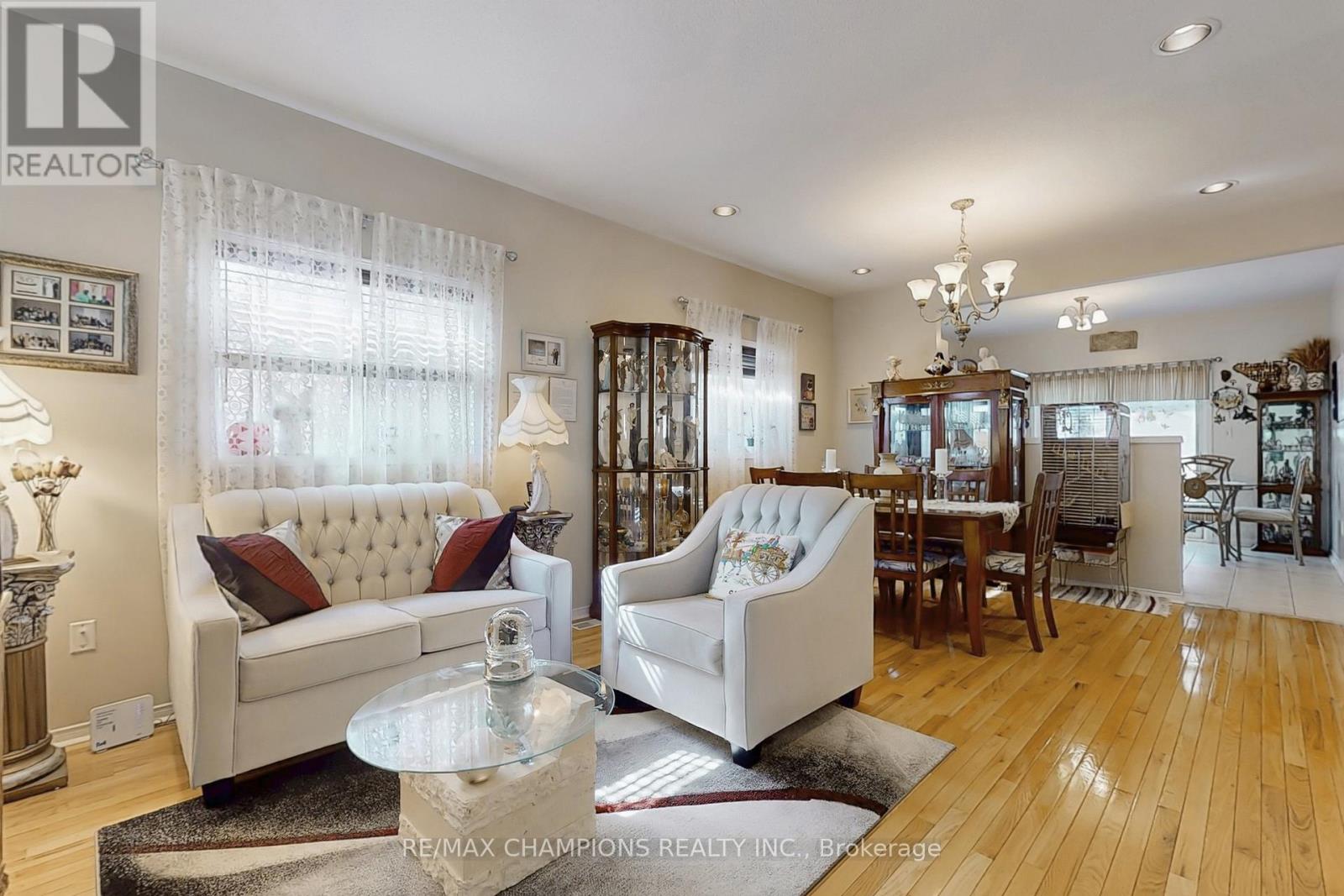 36 Baybrook Road, Brampton, Ontario  L7A 1M1 - Photo 5 - W12365221