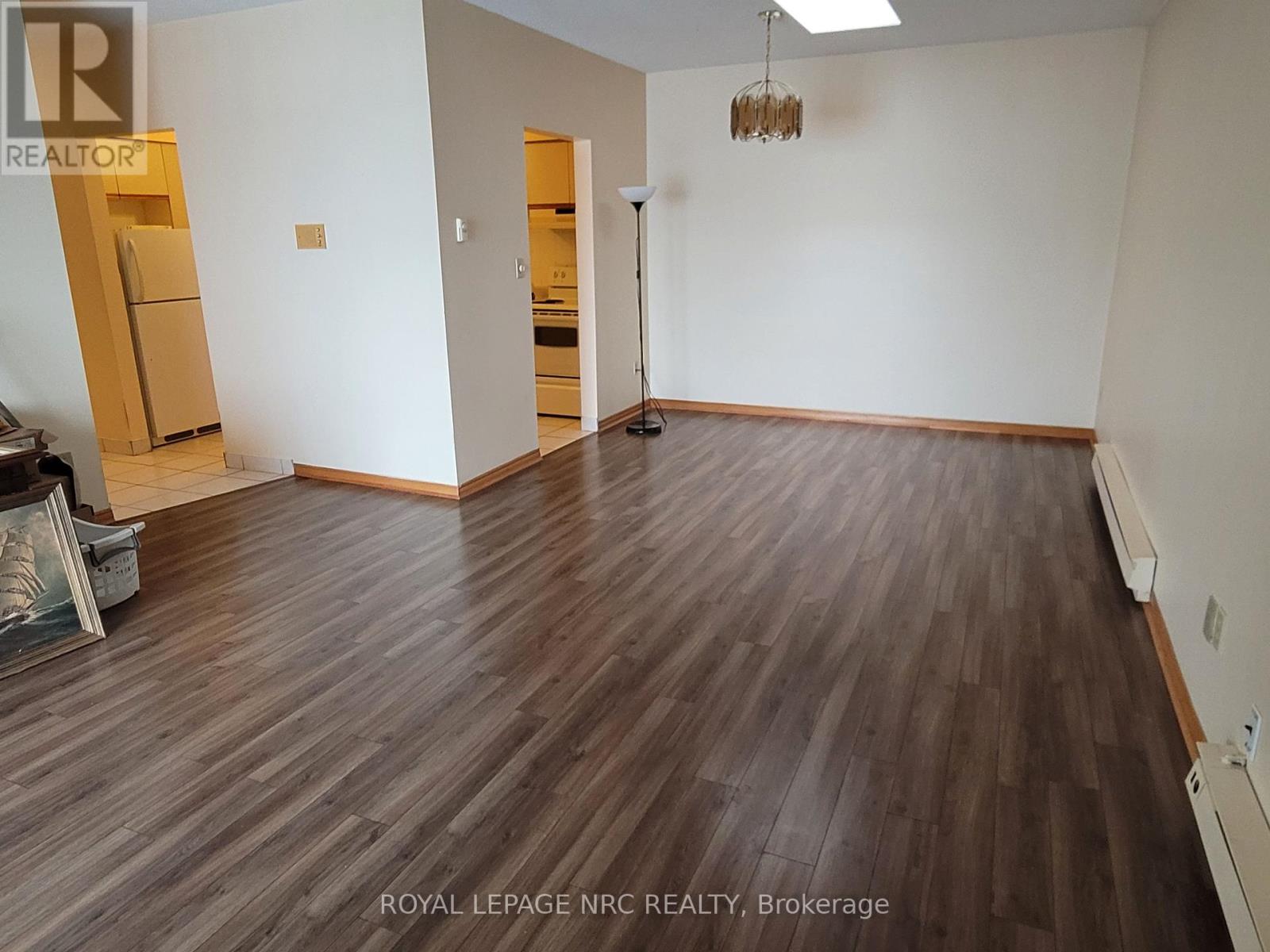 101 - 7116 Mcleod Road, Niagara Falls, Ontario  L2G 3H2 - Photo 6 - X12308874
