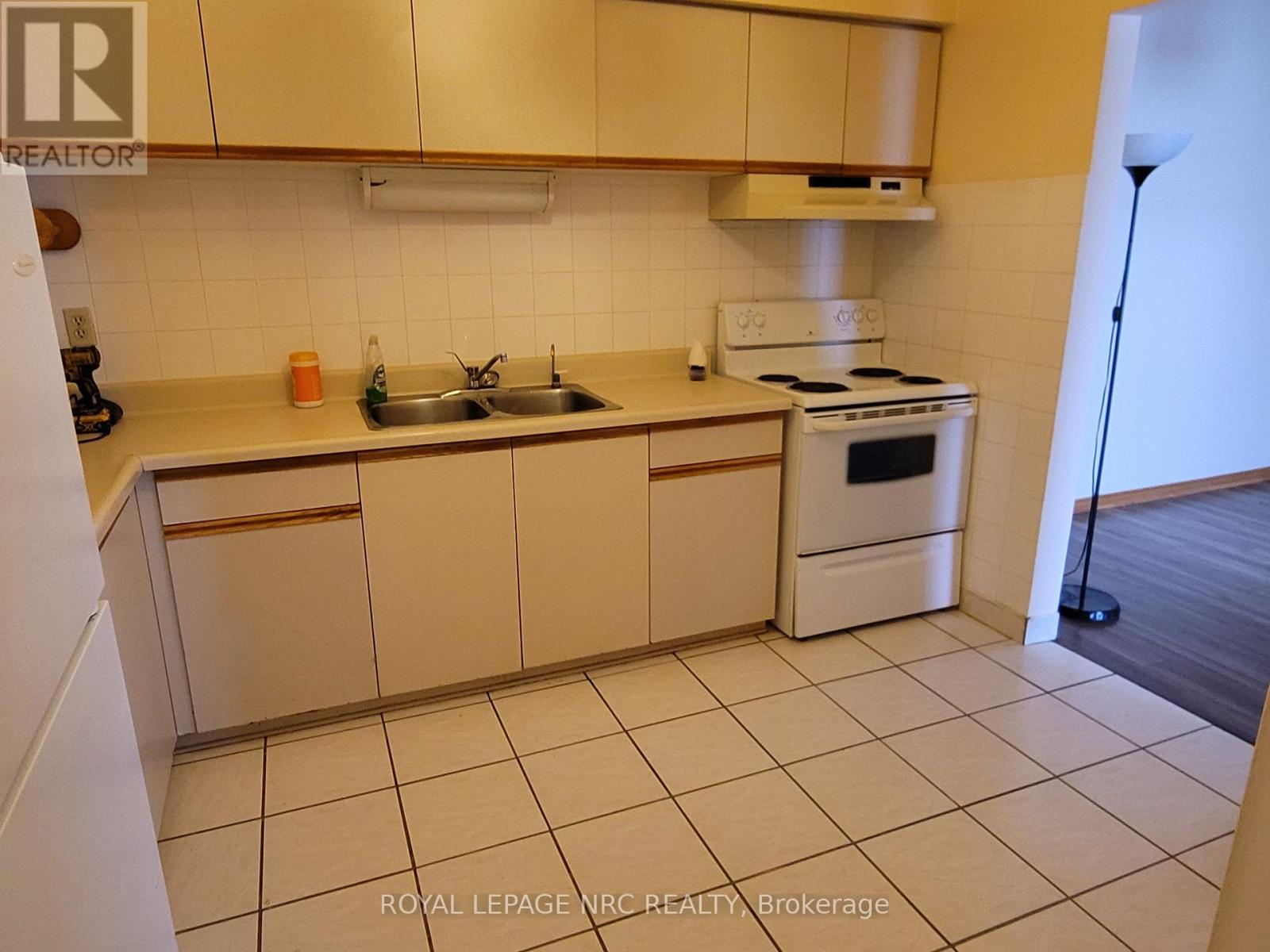 101 - 7116 Mcleod Road, Niagara Falls, Ontario  L2G 3H2 - Photo 5 - X12308874
