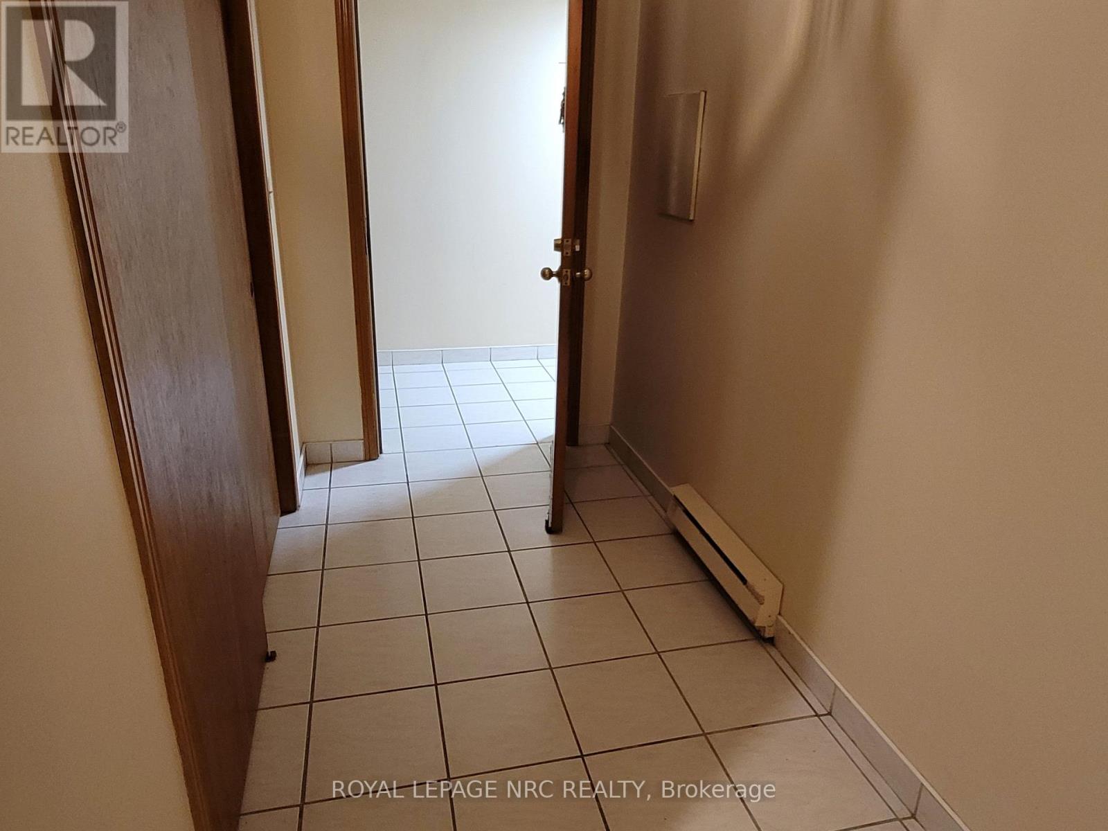101 - 7116 Mcleod Road, Niagara Falls, Ontario  L2G 3H2 - Photo 3 - X12308874