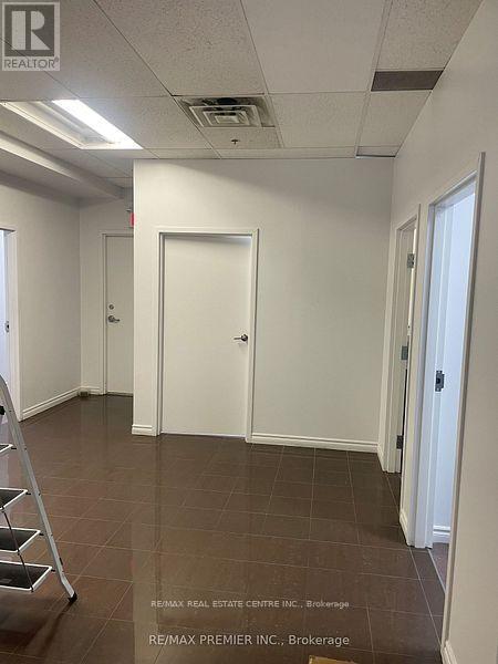 165 Dundas Street W, Mississauga, Ontario  L5B 2L6 - Photo 10 - W12366315