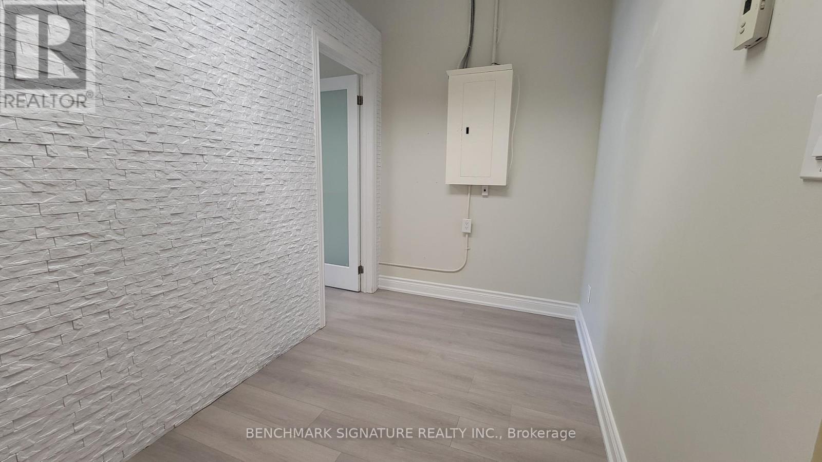 301 - 9140 Leslie Street, Richmond Hill, Ontario  L4B 0A9 - Photo 3 - N12369253