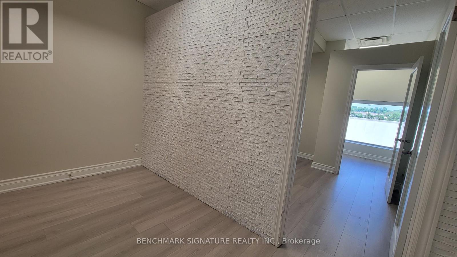 301 - 9140 Leslie Street, Richmond Hill, Ontario  L4B 0A9 - Photo 4 - N12369253