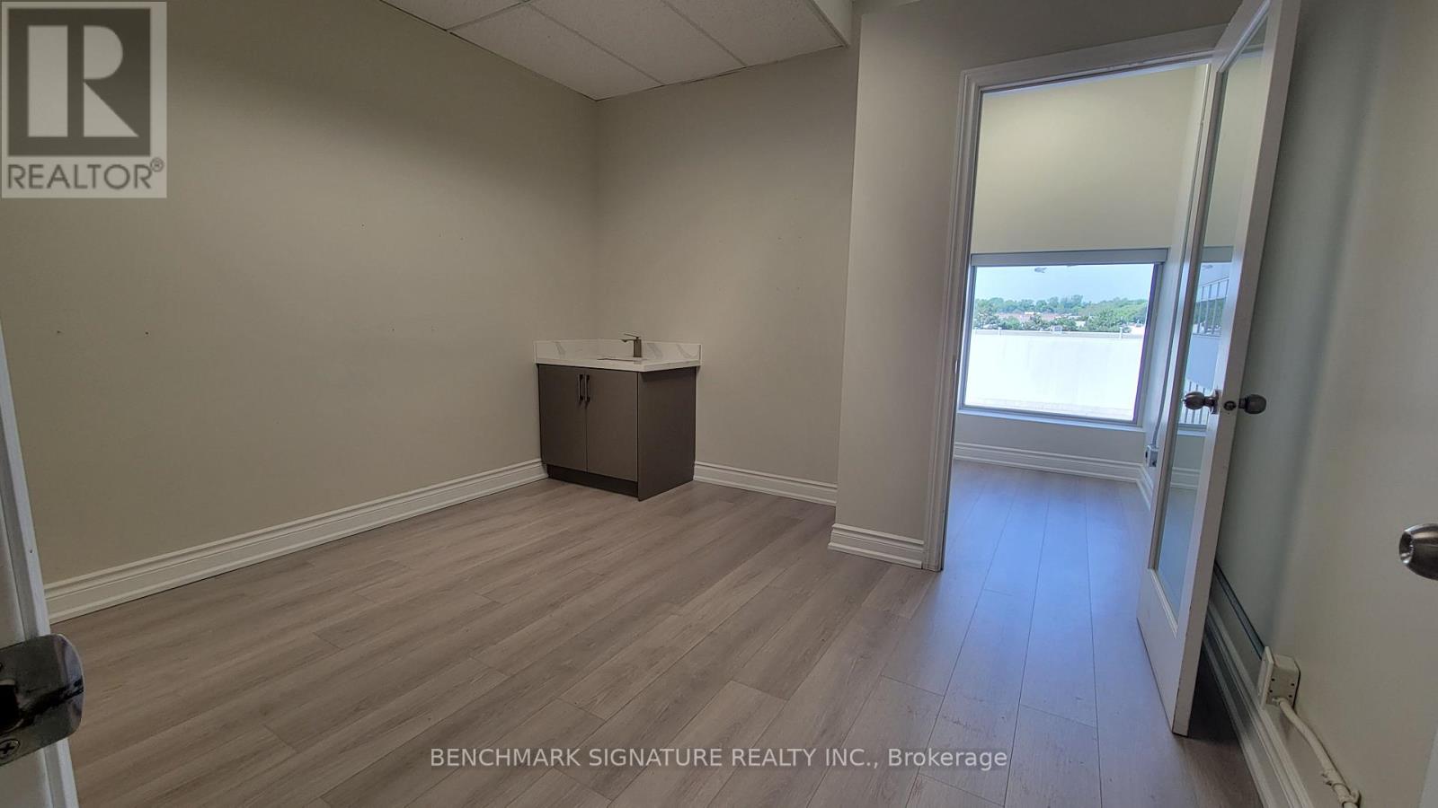 301 - 9140 Leslie Street, Richmond Hill, Ontario  L4B 0A9 - Photo 5 - N12369253