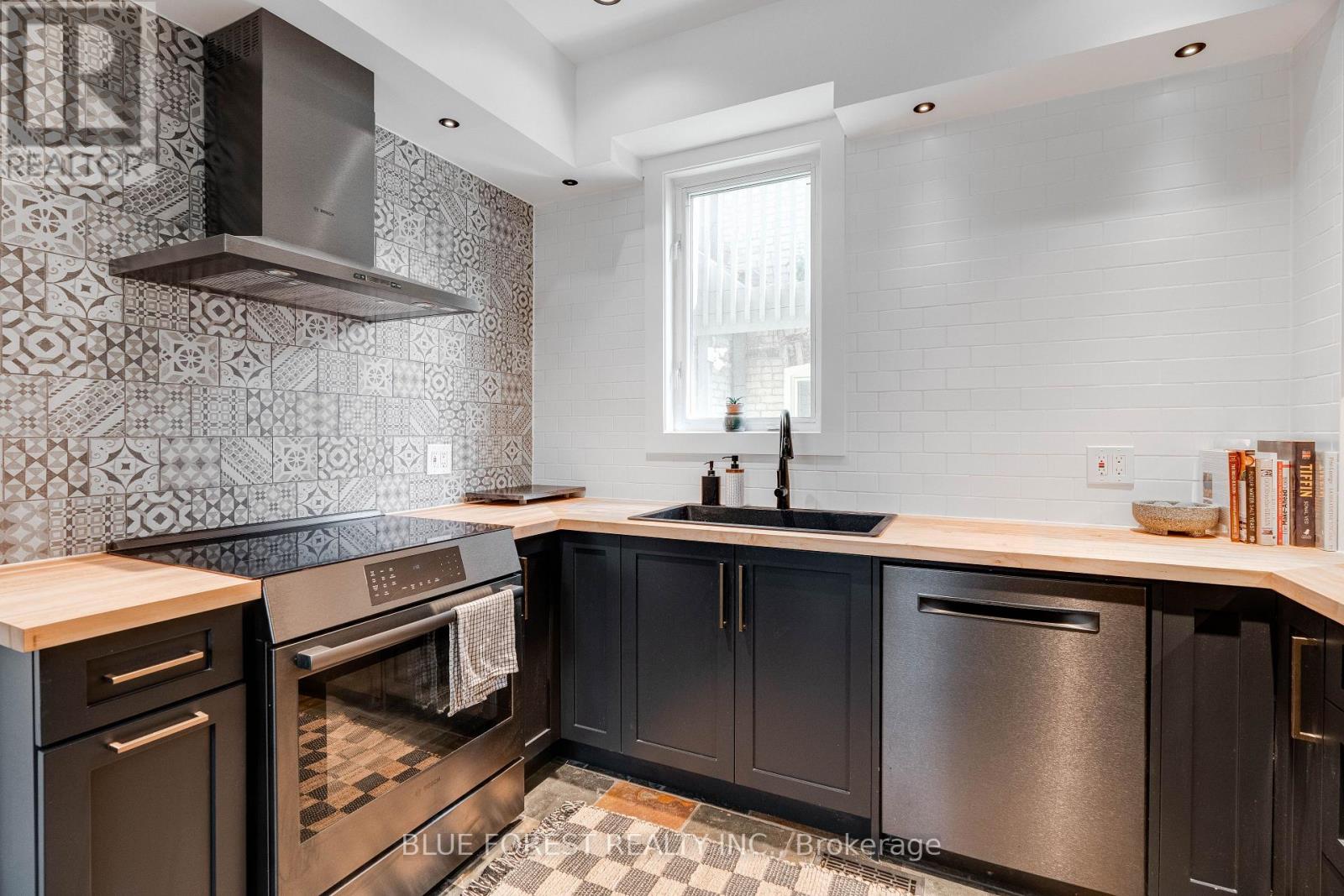 129 Duchess Avenue, London South, Ontario  N6C 1N8 - Photo 17 - X12369292