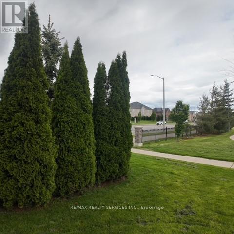 28 Lavallee Crescent, Brampton, Ontario  L6X 0E4 - Photo 2 - W12369271