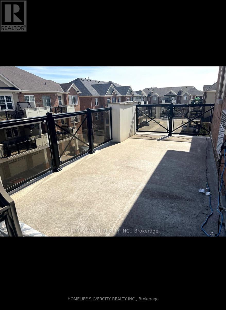 305 - 269 Georgian Drive, Oakville, Ontario  L6H 0L3 - Photo 11 - W12369287