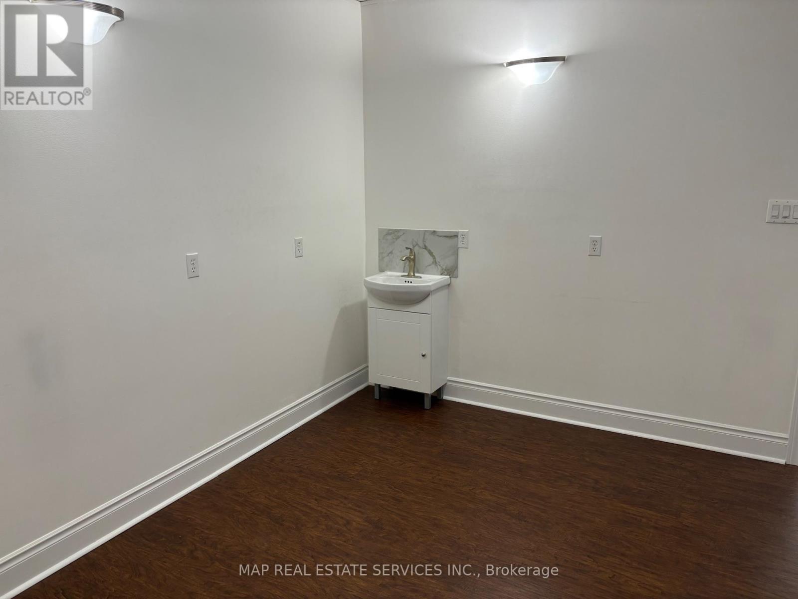 846 Browns Line, Toronto, Ontario  M8M 3W2 - Photo 16 - W12369308