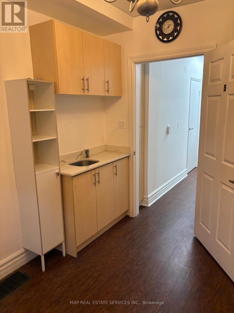 846 Browns Line, Toronto, Ontario  M8M 3W2 - Photo 20 - W12369308