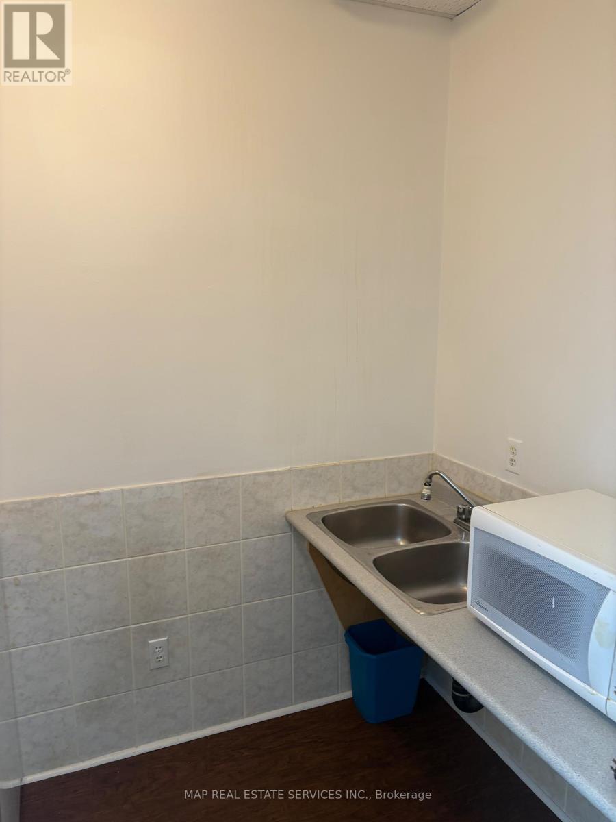 846 Browns Line, Toronto, Ontario  M8M 3W2 - Photo 22 - W12369308