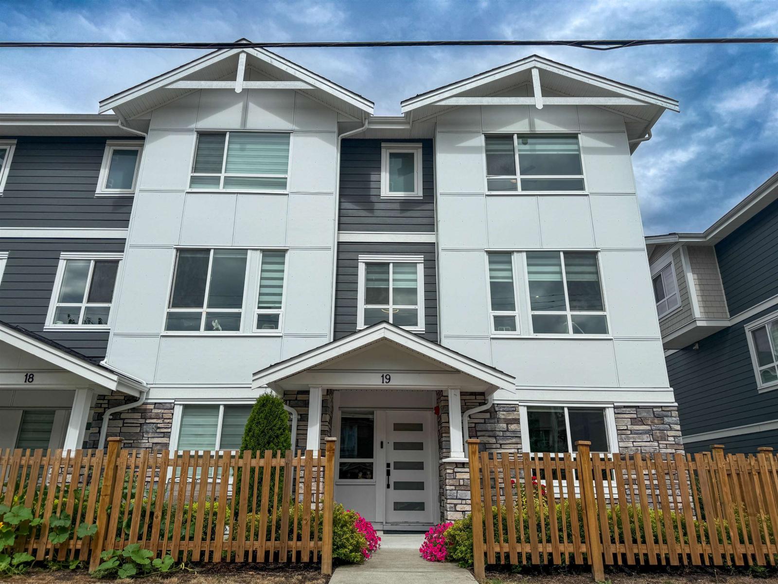 19 19753 55A AVENUE, Langley, British Columbia