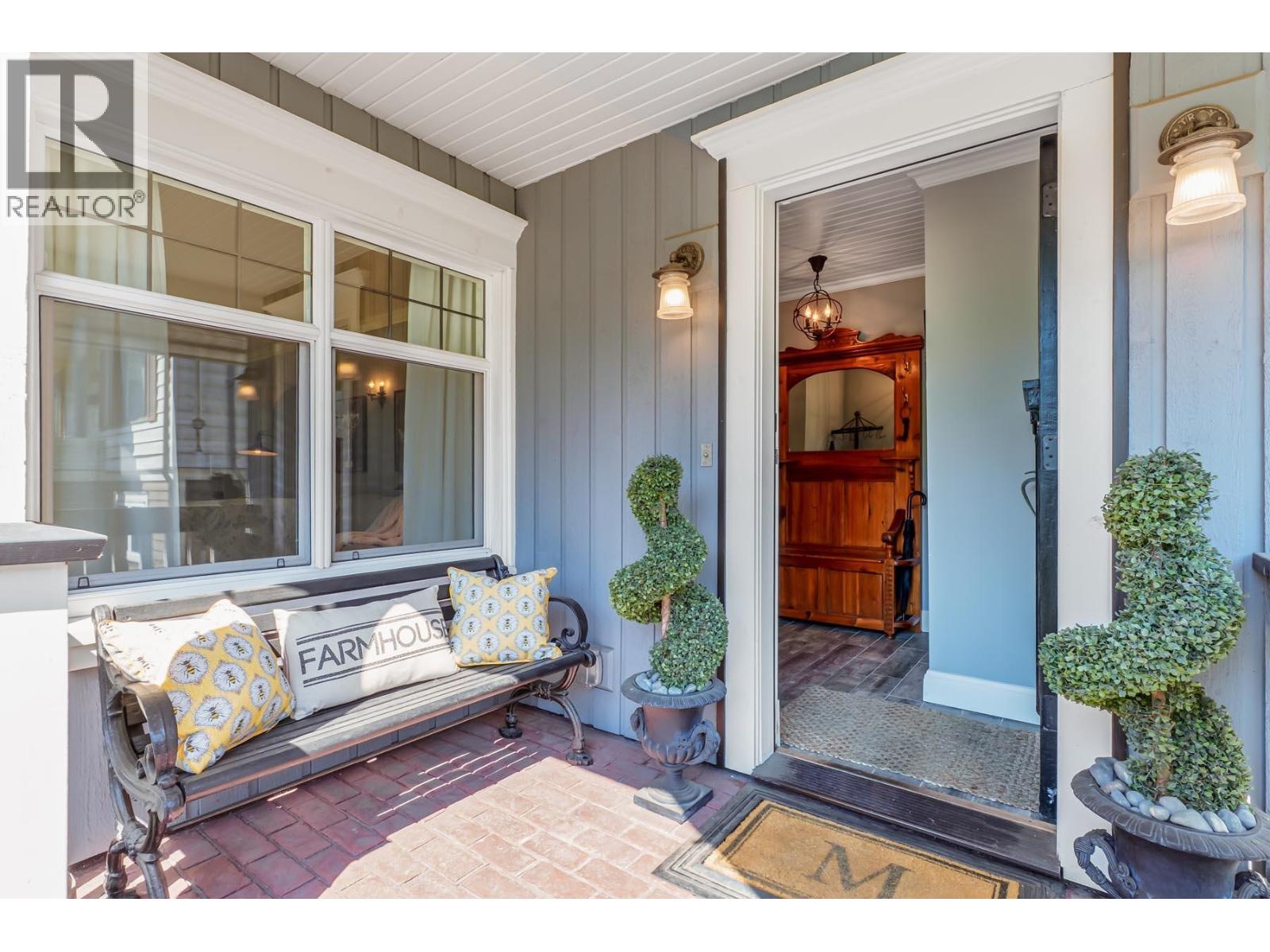 725 Fifth Street, New Westminster, British Columbia  V3L 2Y2 - Photo 2 - R3041366