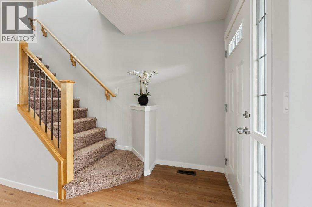 Property at 32 AUTUMN Court SE image 4