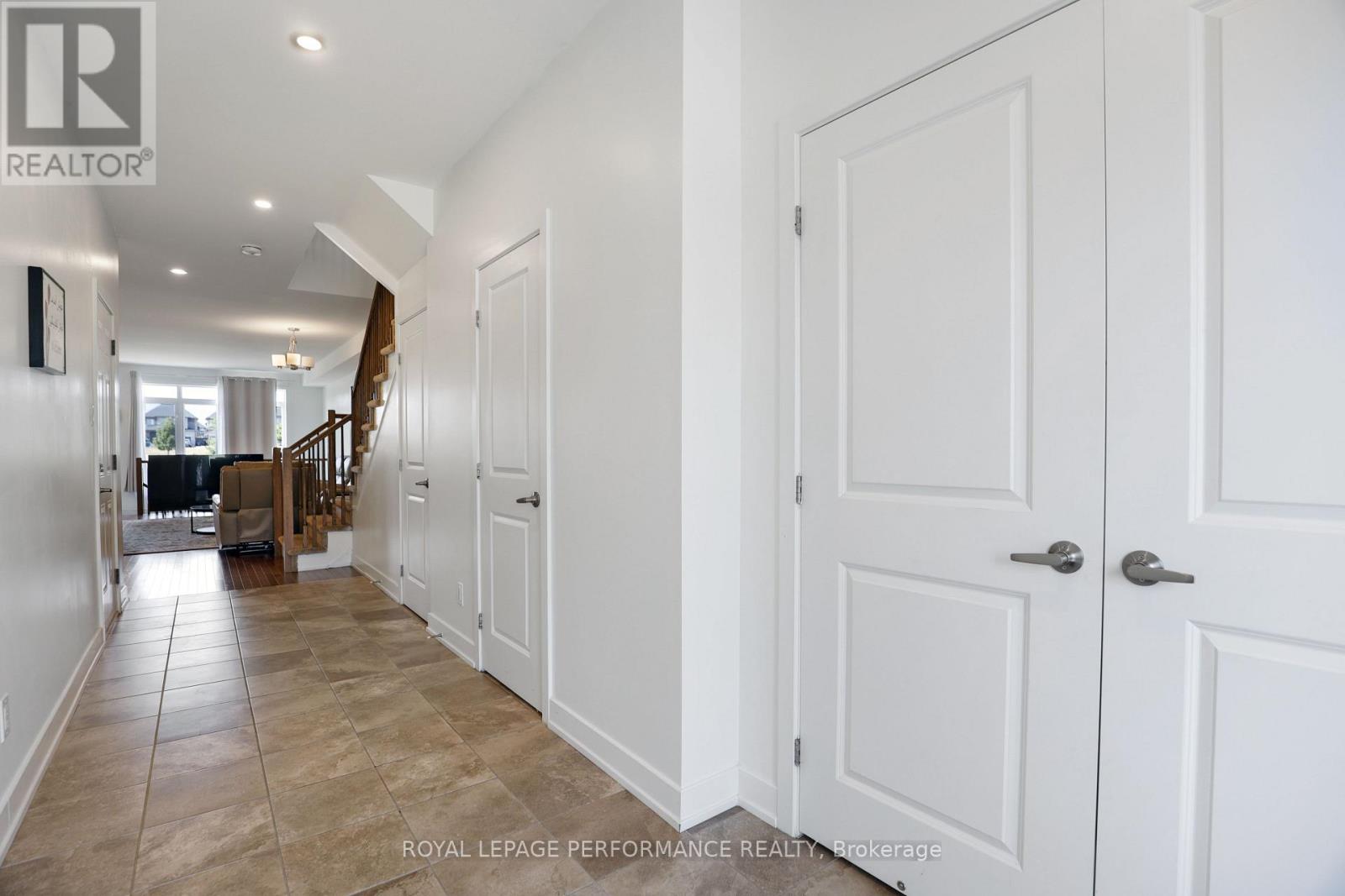 Property at 471 FERNSIDE STREET image 5