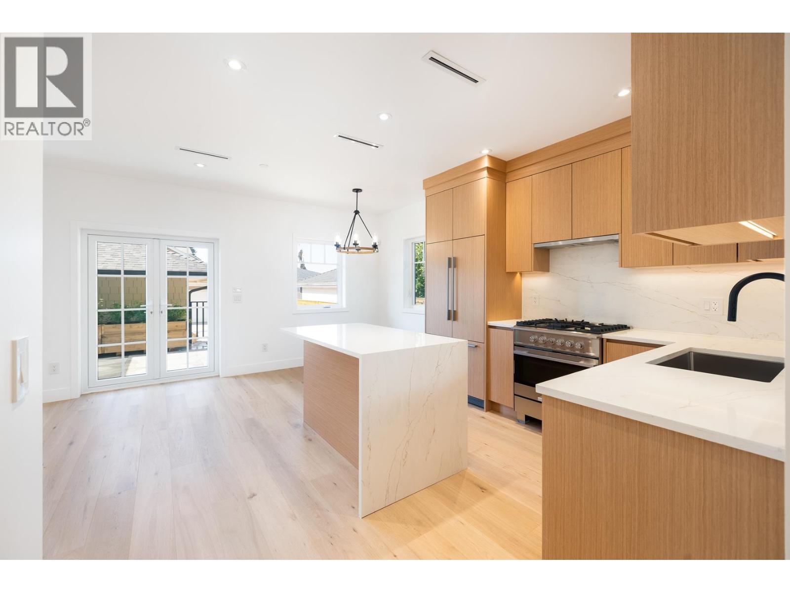 261 W 6th Street, North Vancouver, British Columbia  V7M 1K7 - Photo 5 - R3040215