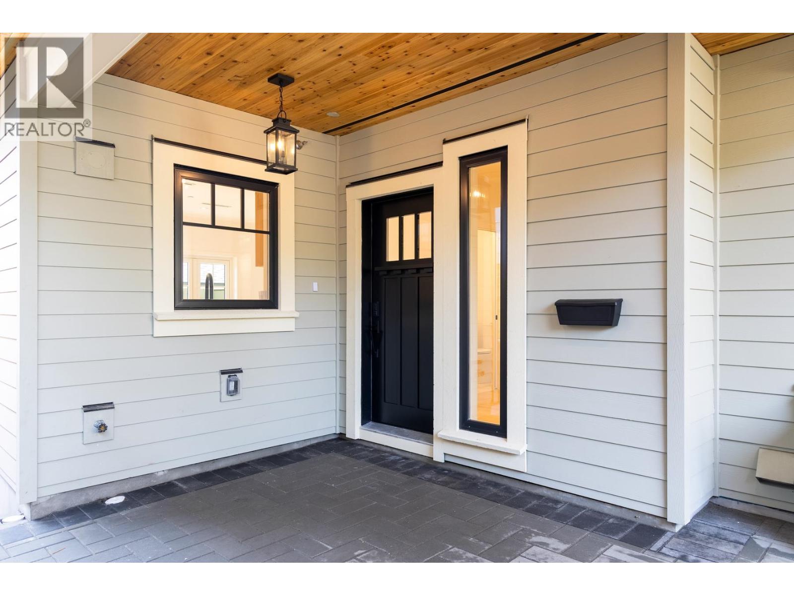261 W 6th Street, North Vancouver, British Columbia  V7M 1K7 - Photo 4 - R3040215