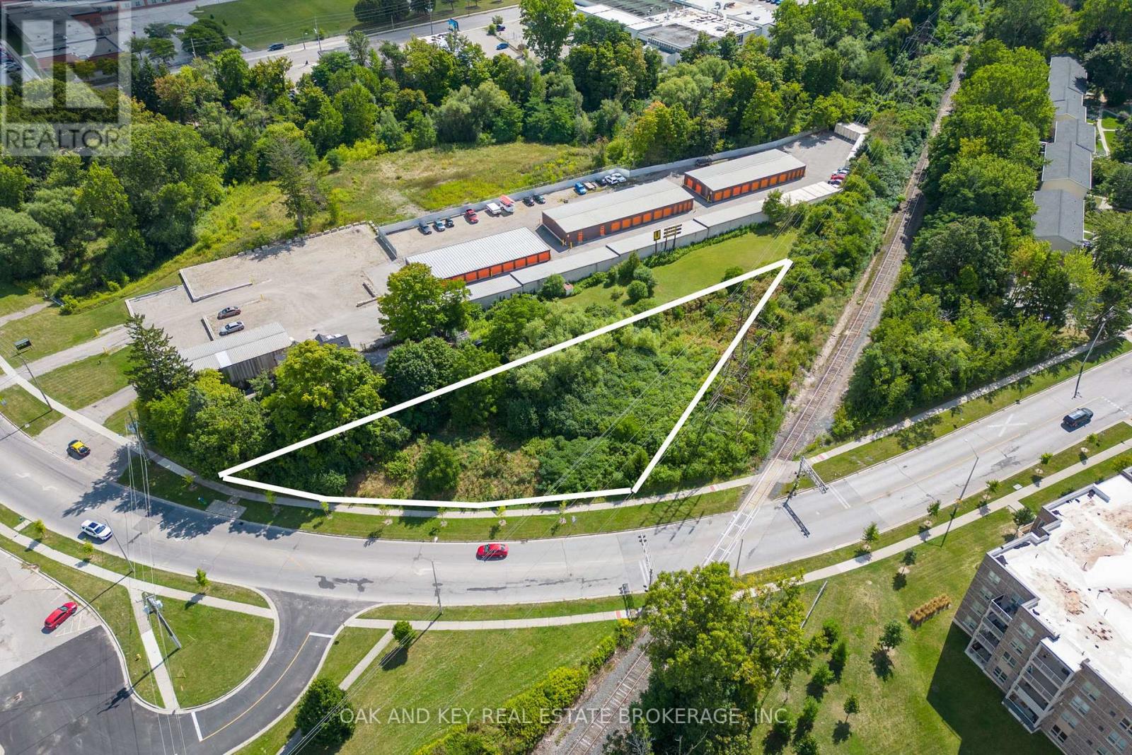 121 Thompson Road, London South, Ontario  N5Z 2Y7 - Photo 3 - X12261056