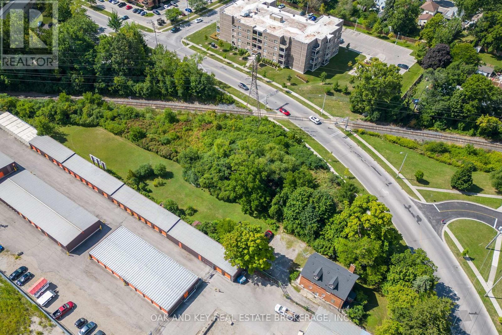 121 Thompson Road, London South, Ontario  N5Z 2Y7 - Photo 4 - X12261056