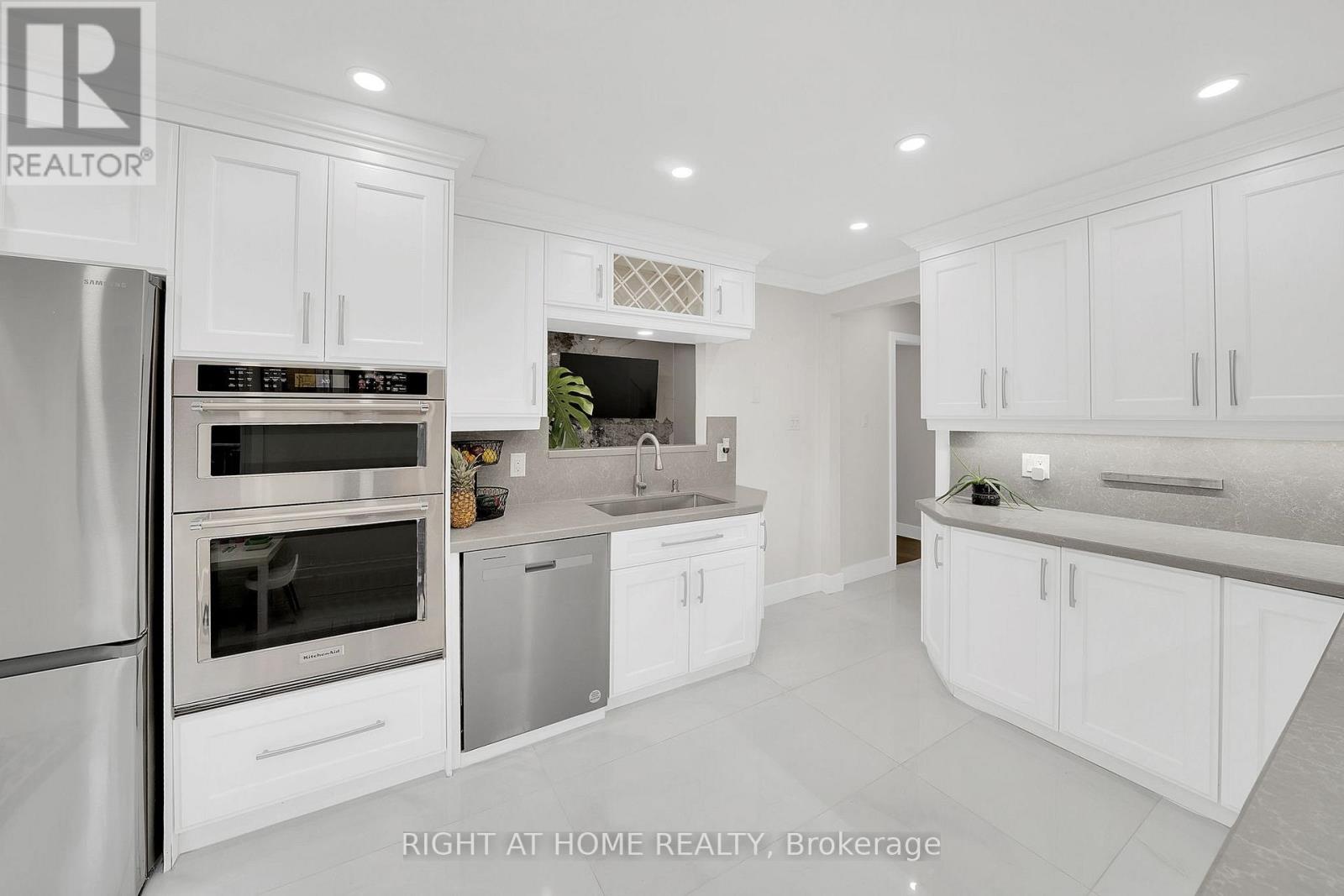 57 Wexford Road, Brampton, Ontario  L6Z 2W4 - Photo 9 - W12369463