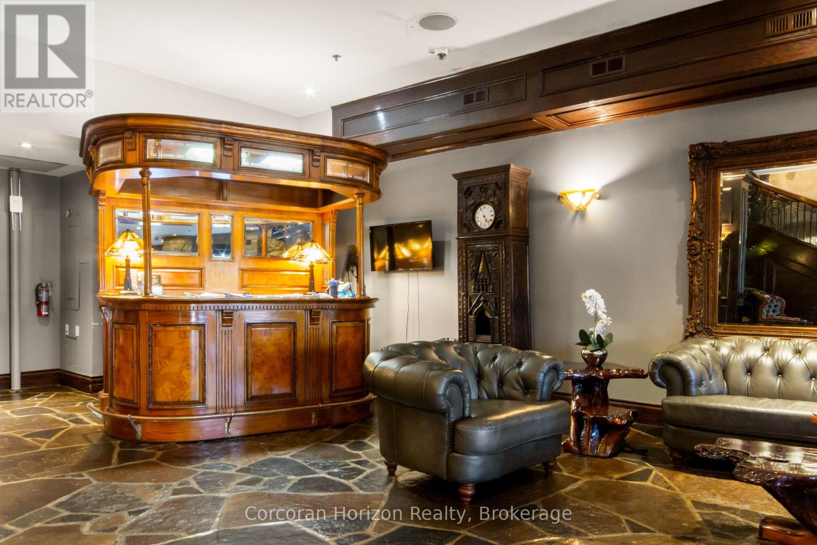 271 Merritt Street, St. Catharines (Oakdale), Ontario  L2T 1K1 - Photo 4 - X12369475