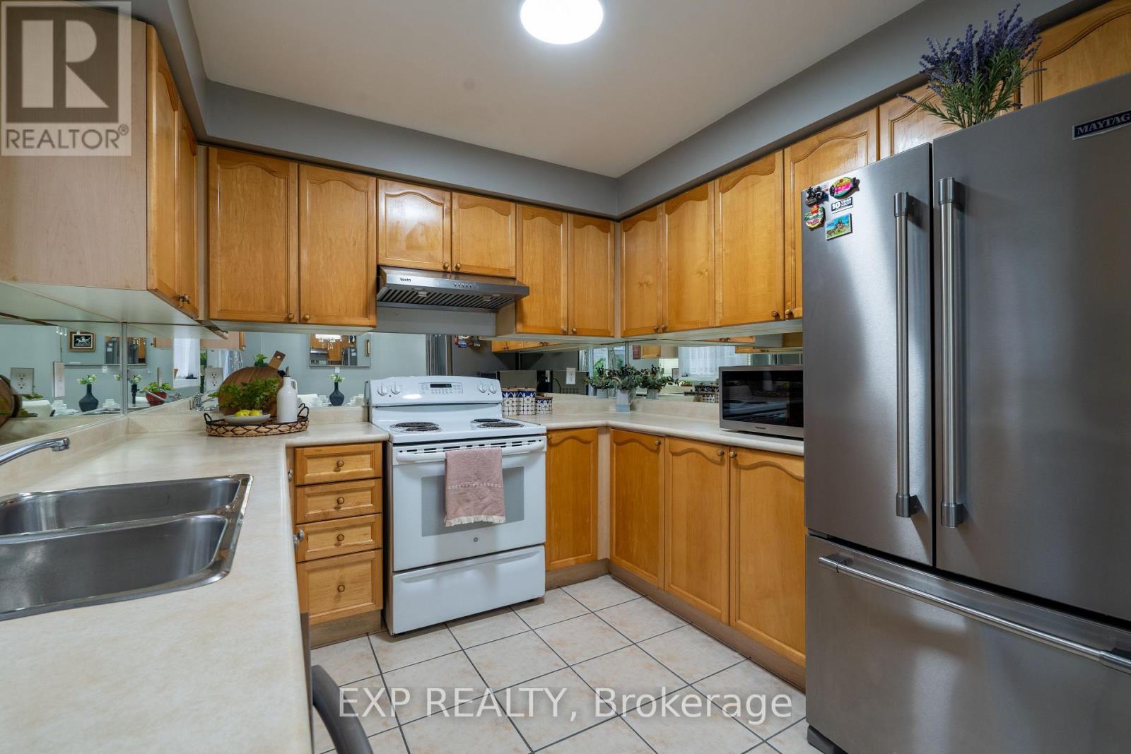 37 Farthingale Crescent, Brampton, Ontario  L7A 1S8 - Photo 12 - W12369520