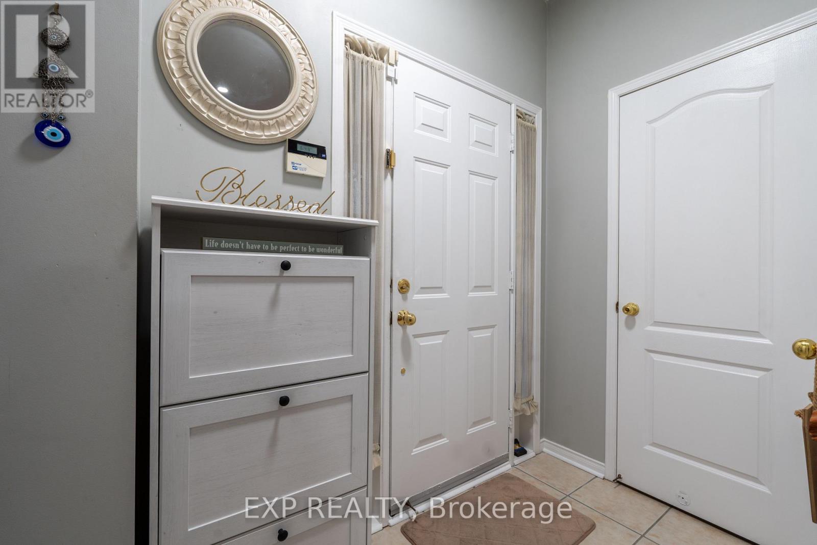 37 Farthingale Crescent, Brampton, Ontario  L7A 1S8 - Photo 4 - W12369520