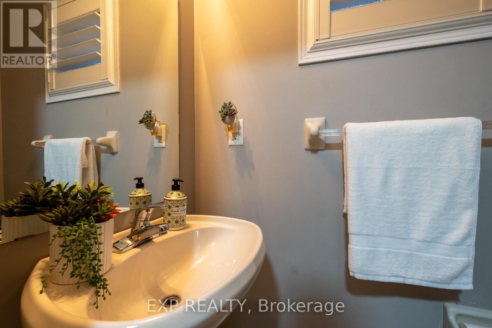 37 Farthingale Crescent, Brampton, Ontario  L7A 1S8 - Photo 13 - W12369520