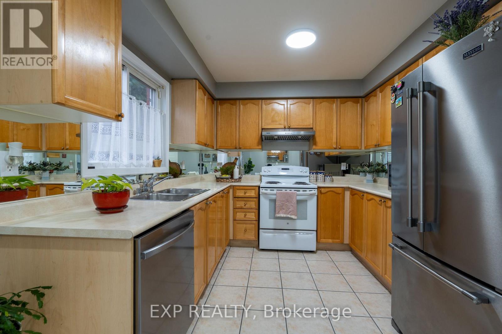 37 Farthingale Crescent, Brampton, Ontario  L7A 1S8 - Photo 11 - W12369520