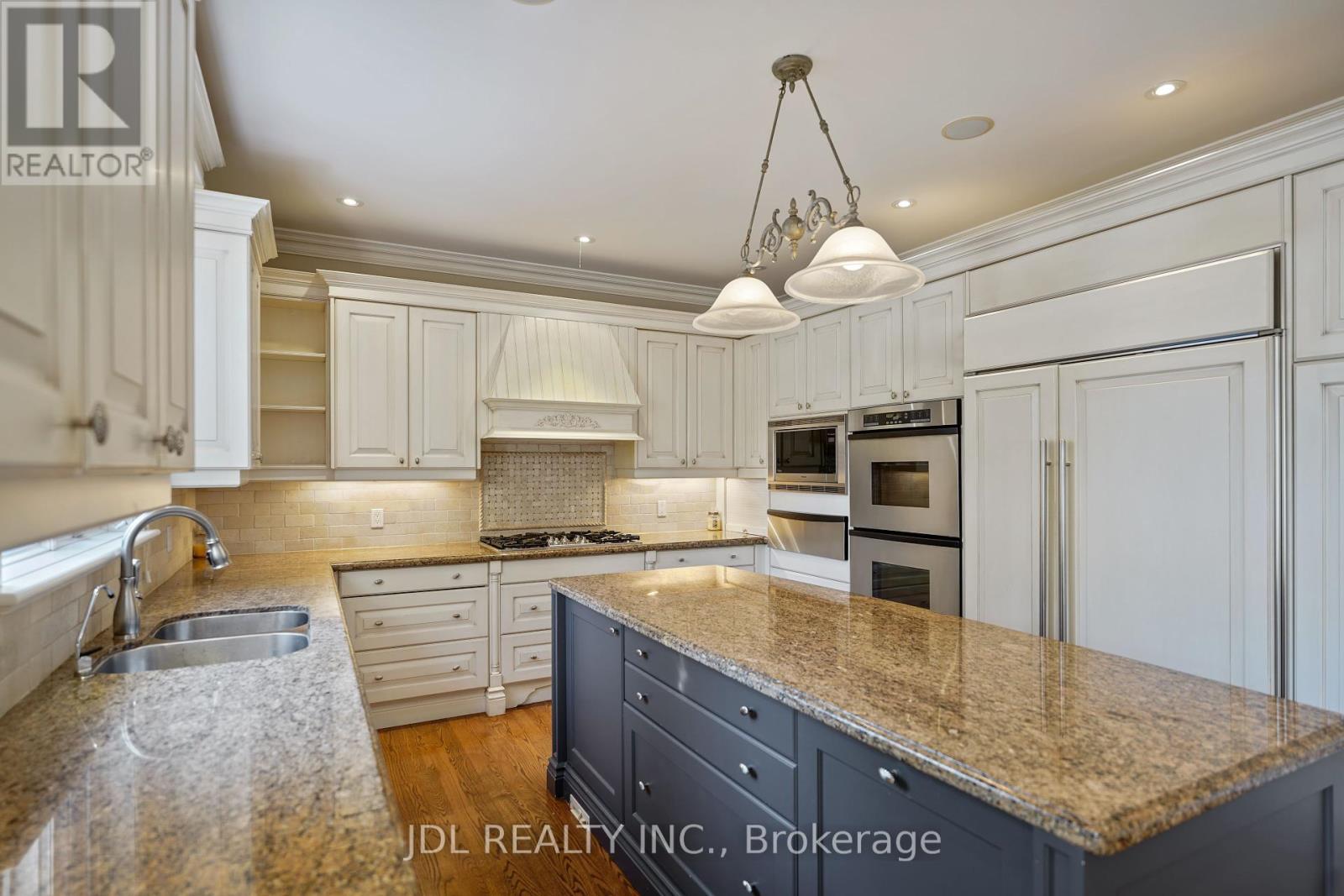 1283 Lindburgh Court, Mississauga, Ontario  L5H 4J2 - Photo 14 - W12369560