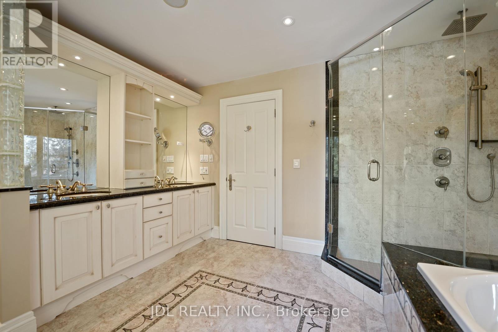 1283 Lindburgh Court, Mississauga, Ontario  L5H 4J2 - Photo 28 - W12369560
