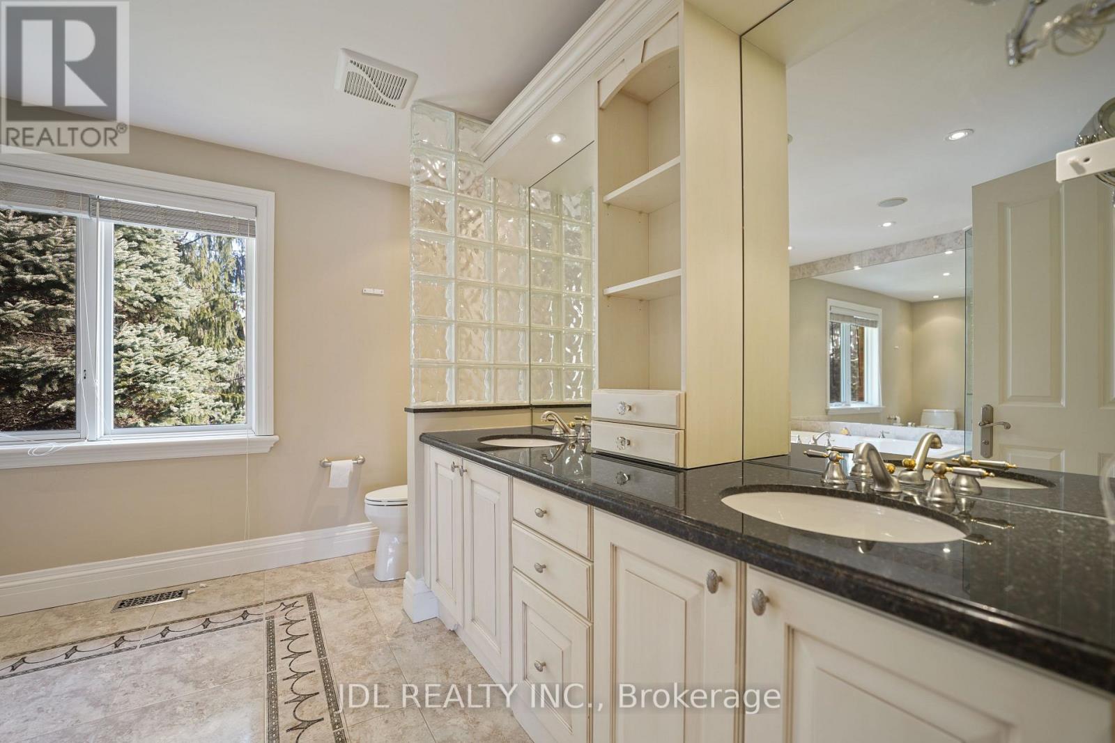 1283 Lindburgh Court, Mississauga, Ontario  L5H 4J2 - Photo 30 - W12369560