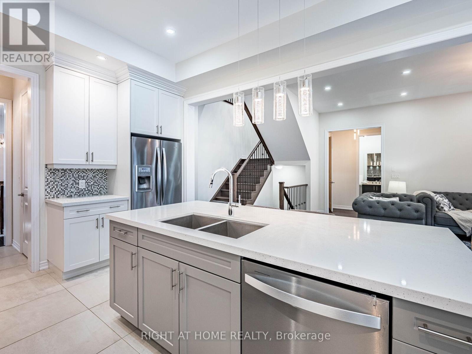 16 Charing Cross Gate, Oakville, Ontario  L6H 0V7 - Photo 10 - W12369616