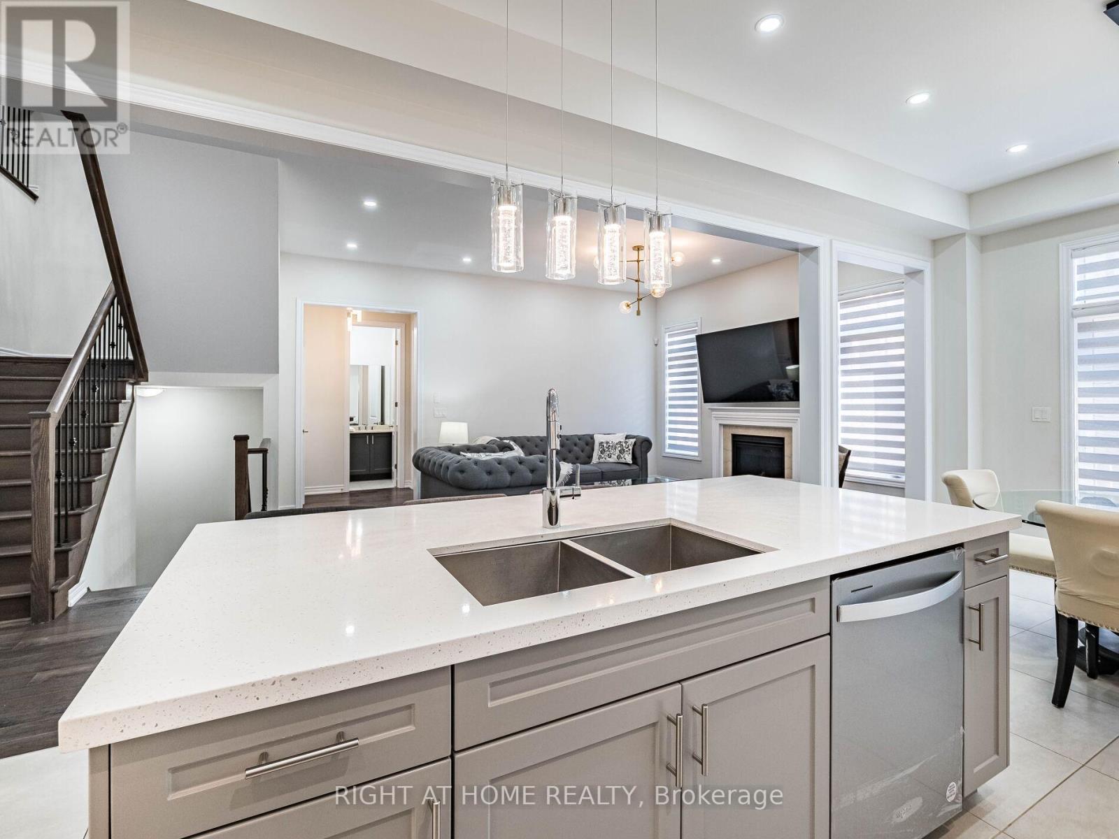 16 Charing Cross Gate, Oakville, Ontario  L6H 0V7 - Photo 11 - W12369616