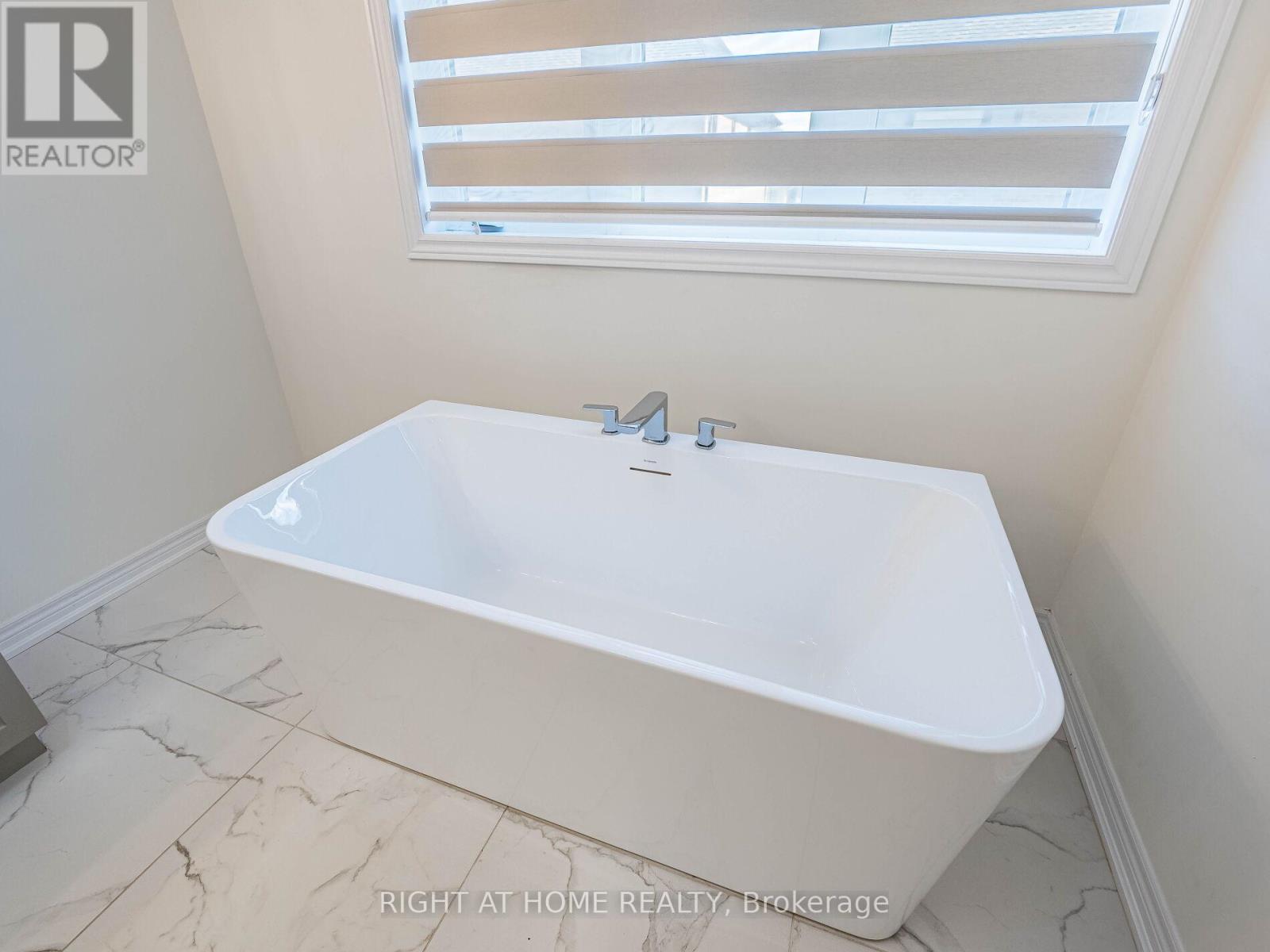 16 Charing Cross Gate, Oakville, Ontario  L6H 0V7 - Photo 33 - W12369616