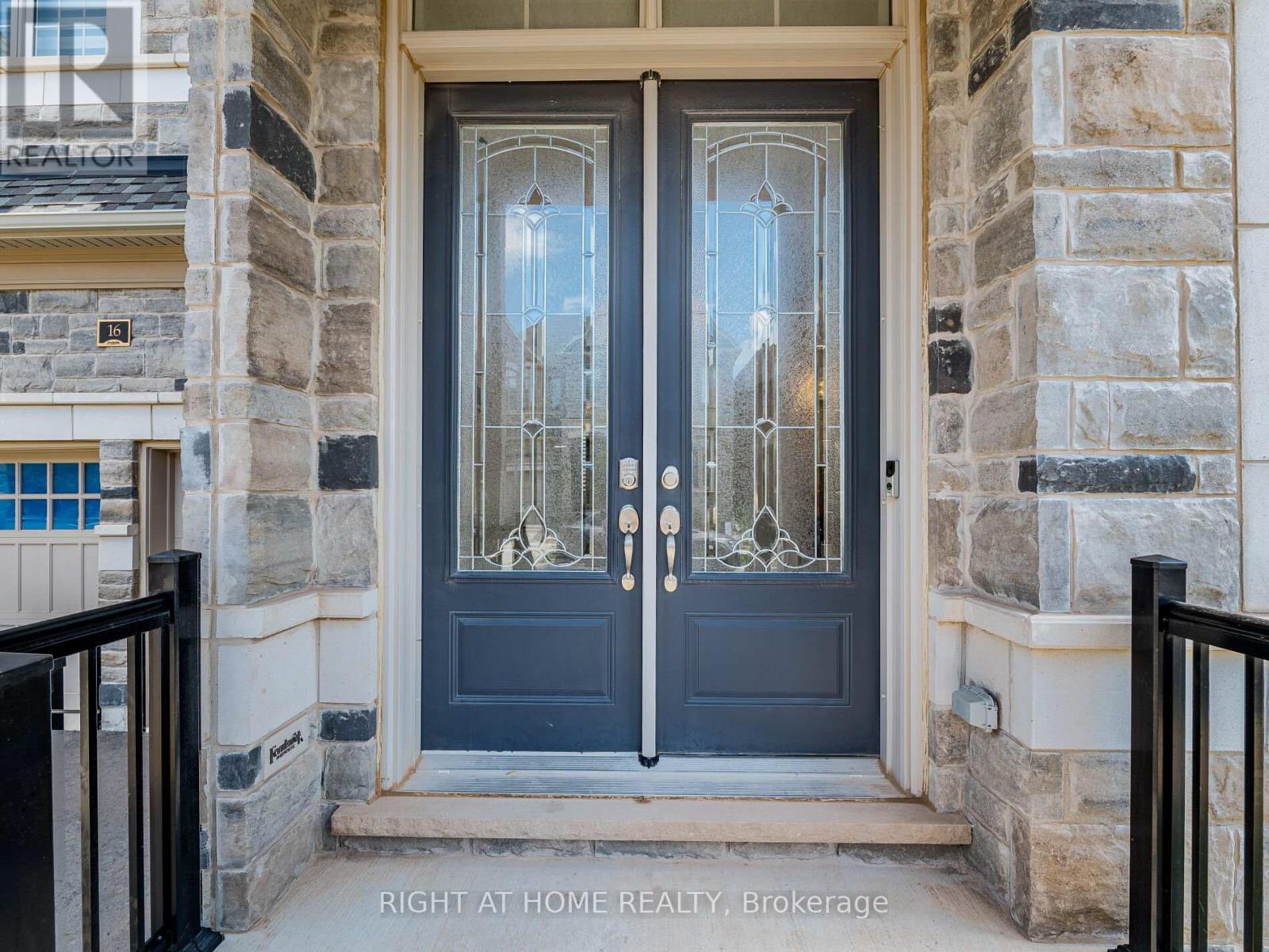 16 Charing Cross Gate, Oakville, Ontario  L6H 0V7 - Photo 5 - W12369616