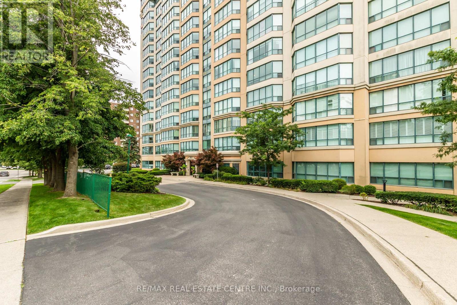 1109 - 100 Millside Drive, Milton, Ontario  L9T 5E2 - Photo 4 - W12369628