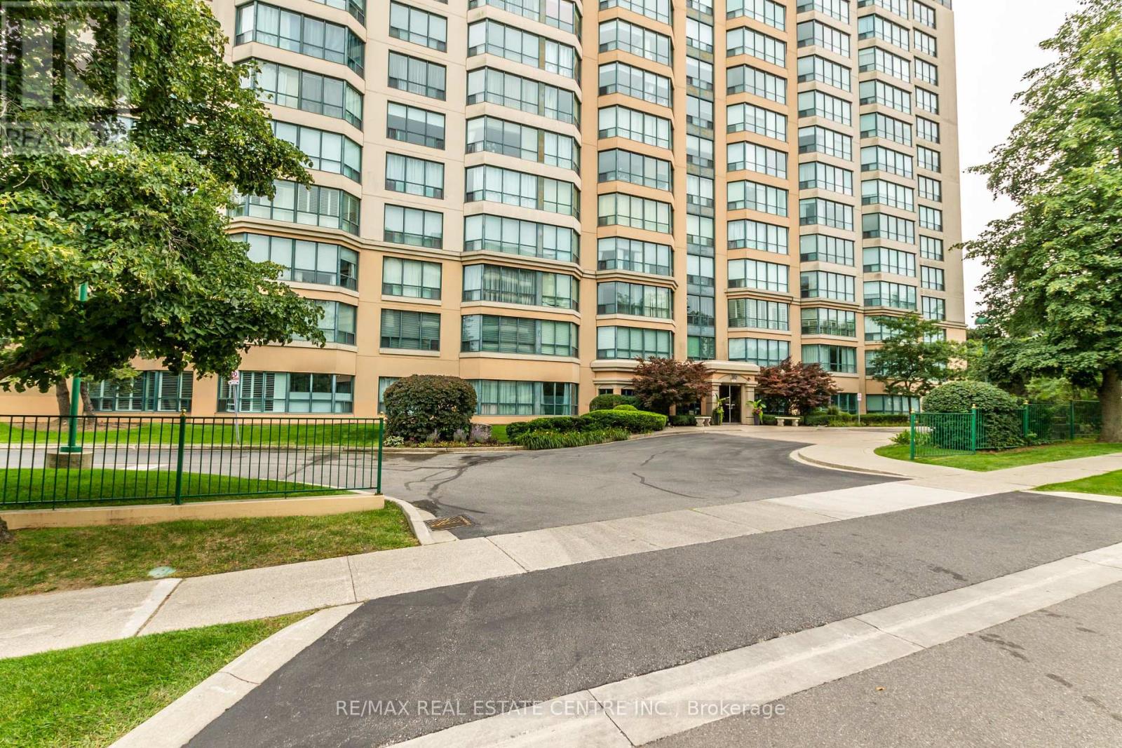 1109 - 100 Millside Drive, Milton, Ontario  L9T 5E2 - Photo 5 - W12369628