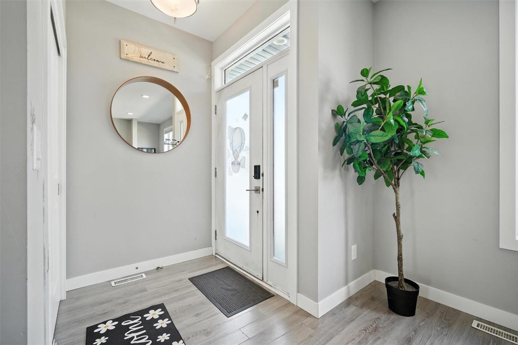 212 Park East Drive, Winnipeg, Manitoba  R3Y 0Y5 - Photo 1 - 202521630