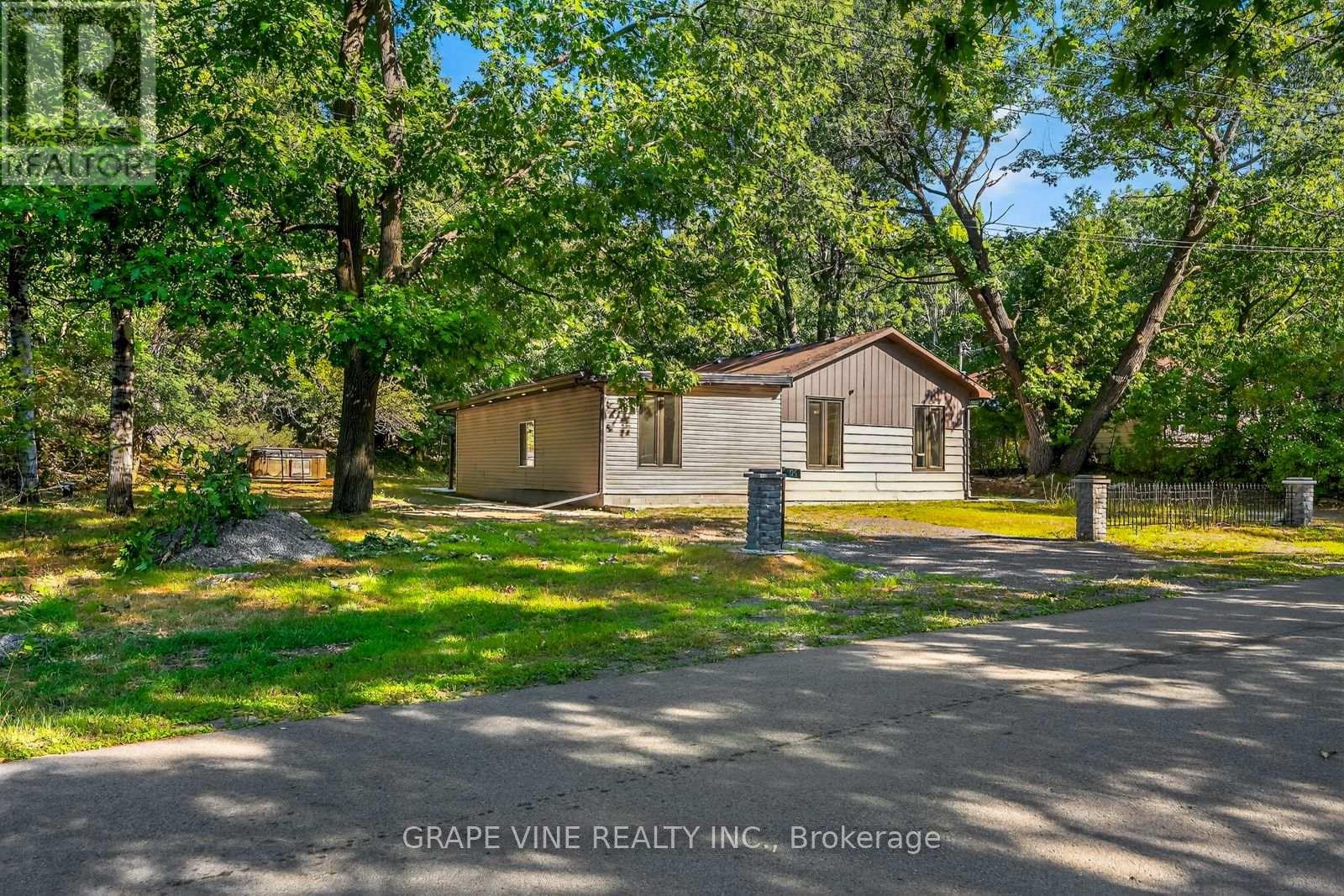 125 Hunter Crescent, Ottawa, Ontario  K0A 3M0 - Photo 2 - X12369671