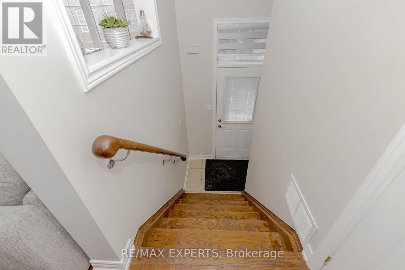 24 Ignatius Lane, Toronto, Ontario  M1E 0A3 - Photo 8 - E12369696