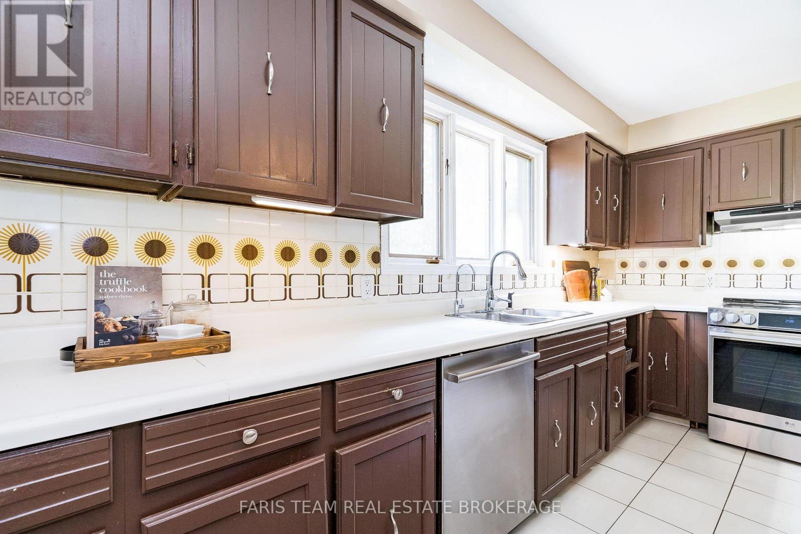 175 South Summit Farm Road, King (King City), Ontario  L7B 1J8 - Photo 13 - N12369706
