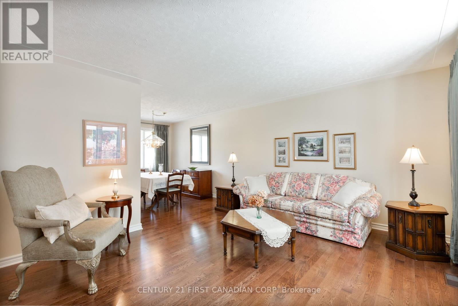 135 Downing Crescent, London South (South S), Ontario  N6C 3C7 - Photo 10 - X12369789