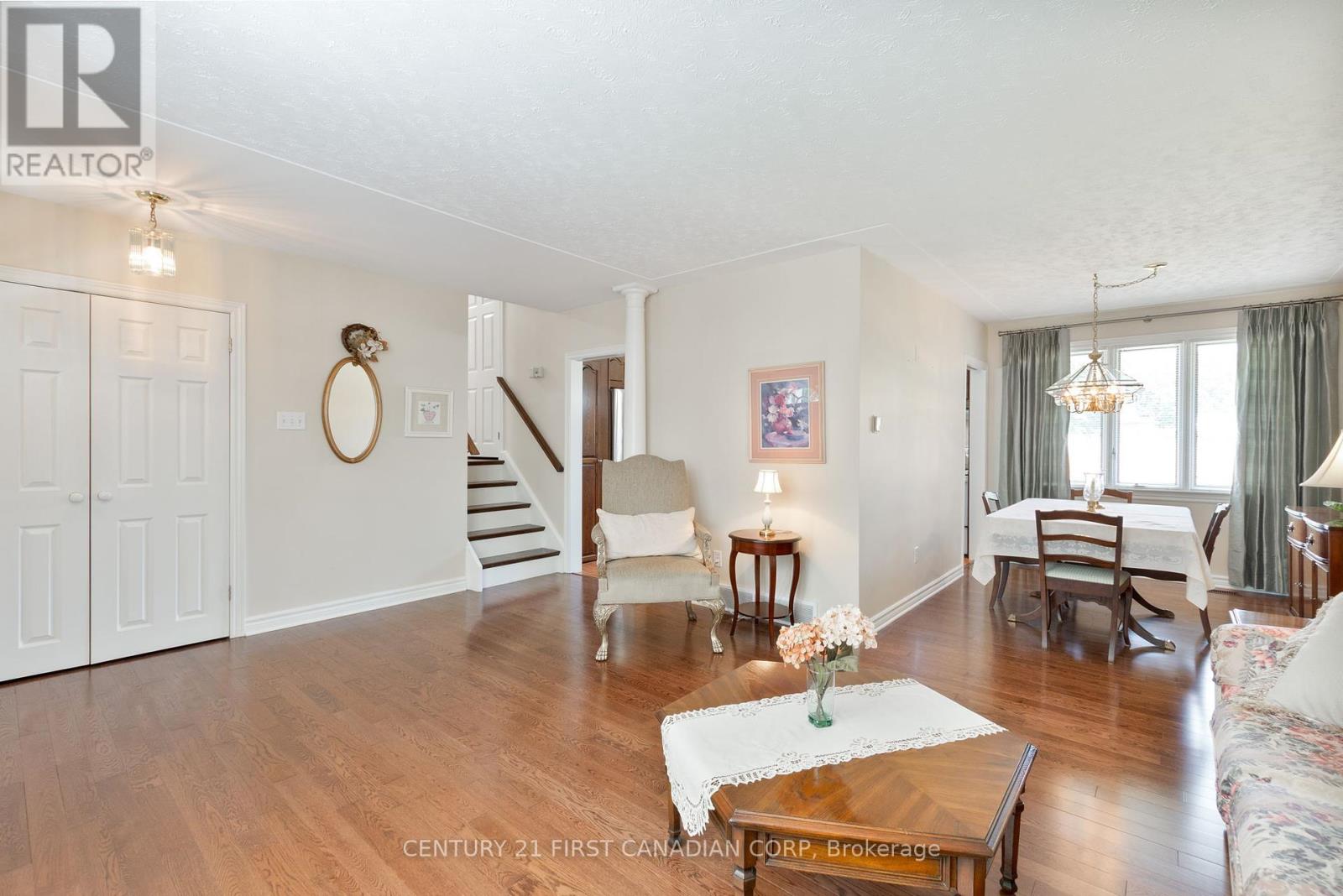 135 Downing Crescent, London South (South S), Ontario  N6C 3C7 - Photo 12 - X12369789